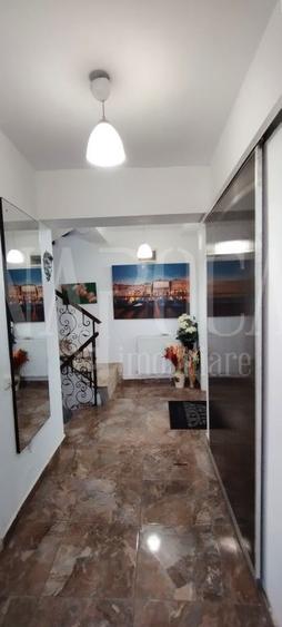Casa 6 camere de vanzare in Floresti