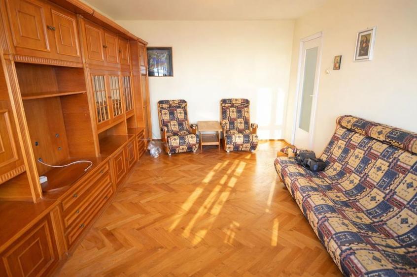 Apartament 4 camere etaj1, Carpaților, intrare Răcădău