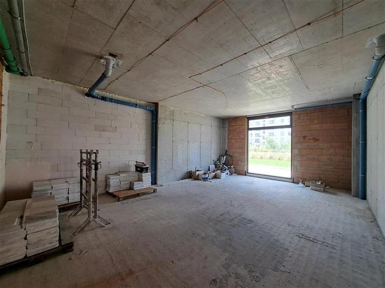 Spatiu comercial, 711 mp utili, situat in cartierul Intre Lacuri!