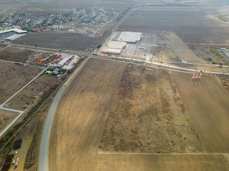Teren de 55.340 mp, vis-a-vis de Jumbo, Arad