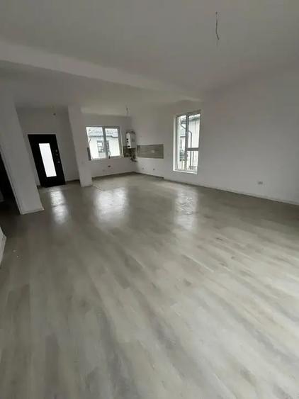 Casa De Vanzare 4 Camere | Finalizata | Curte Parcarea | Bariera