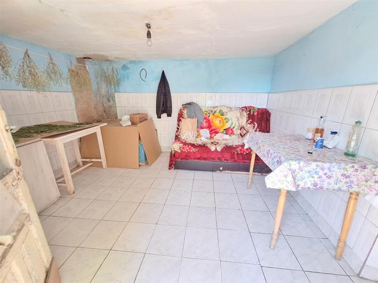 Teren 371 mp curti constructii+casa 5 camere si anexe, zona Izvoare