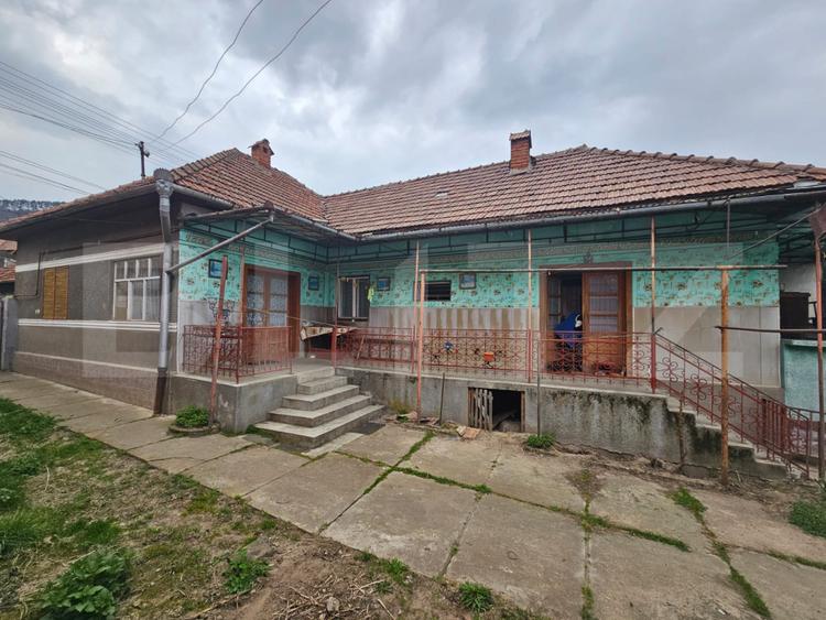Casă spațioasă cu 4 camere, bucătărie de vară și teren, Cugir