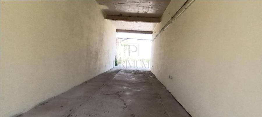 Spatiu Comercial cu 3 usi din sticla si vitrine mari - Elisabetin
