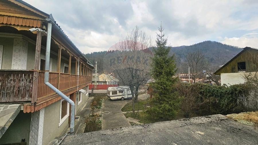 Casă solidă din cărămidă, mobilată, garaj, teren generos – Tarcău