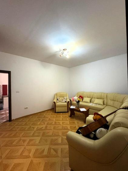 CI495 Piata Traian,casa 2 camere,Renovat