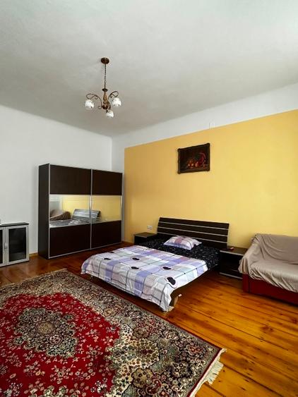 Închiriez apartament 3 camere - zonă ultracentrală