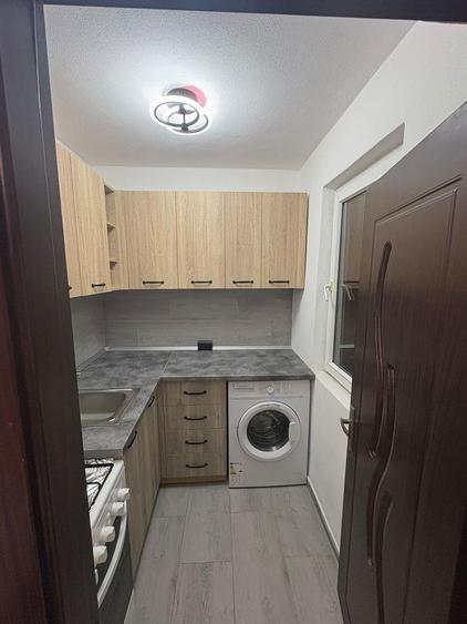 Vand apartament Craiovita Noua zona materna etaj 1/4