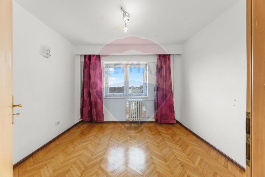 Apartament de vânzare cu 4 camere decomandat - Zona Intim