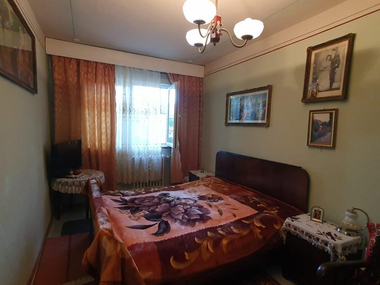 Vand apartament cu 3 camere zona Vlaicu Lebada 5 Colturi