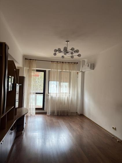Vând apartament 4 camere zona centrală, langa parc