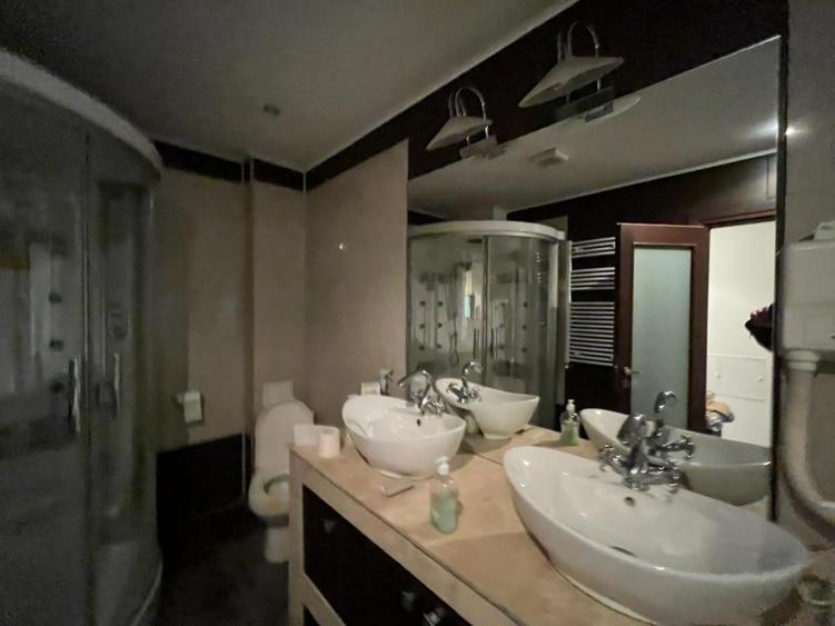 Apartament 3 camere, decomandat, zona Madgearu