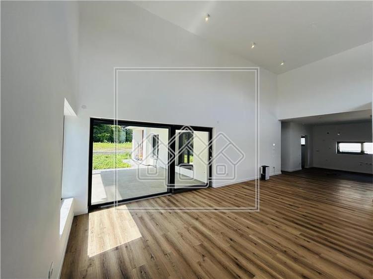 Casa 4 camere, 145 mp utili, panouri solare si pompa de caldura