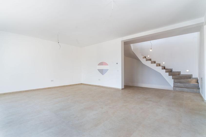 Casă / Vilă cu 5 camere de închiriat în zona Dambul Rotund