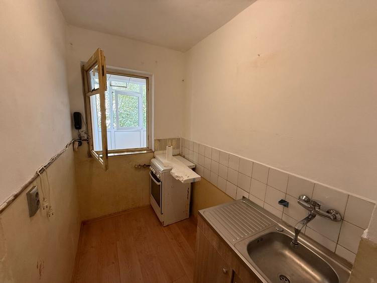 Garsonieră 27 mp cu balcon - etaj 2 - nemobilata -bloc an 1980