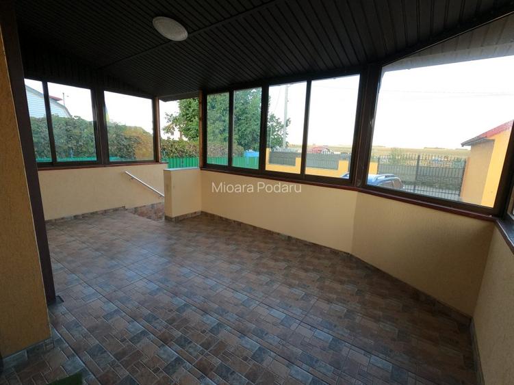 Casa cu etaj, mansarda, curte, 3 dormitoare, 3 camere de zi, 4 bai. Com. Smardan