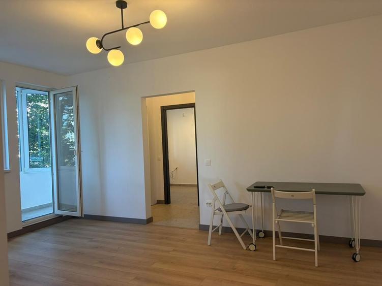Apartament renovat cu doua camere semidecomandat, piata Domenii