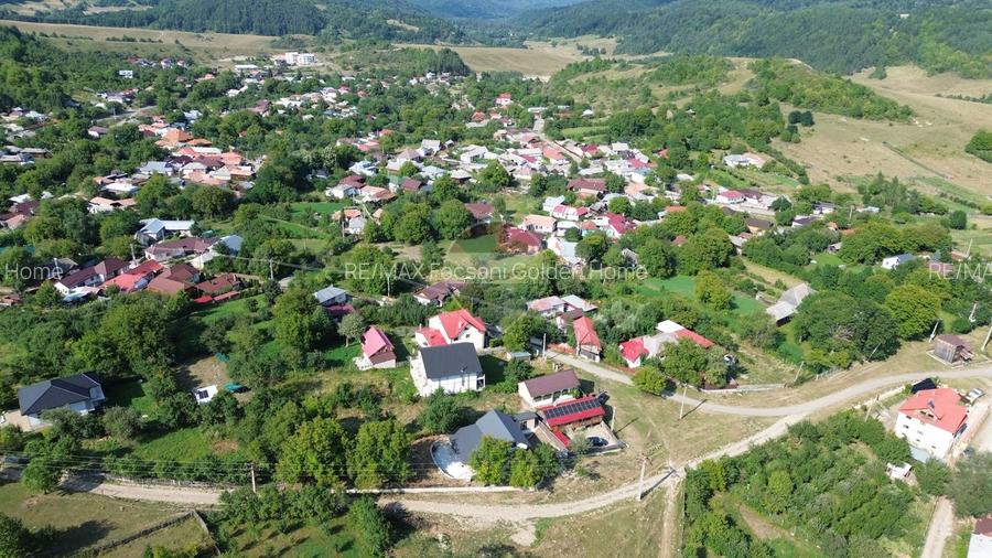 Casă cu teren zona Parc Soveja