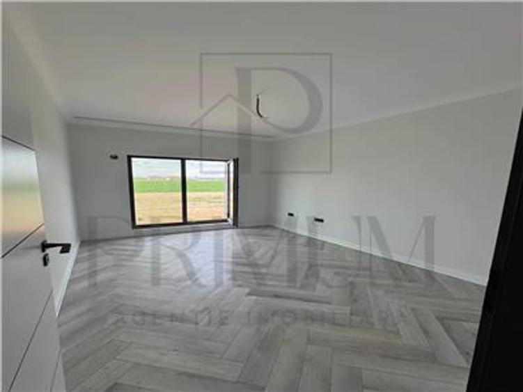 Duplex pe parter - 4 camere - spatiu mare - terasa - aproape de drumul cu 4 benz