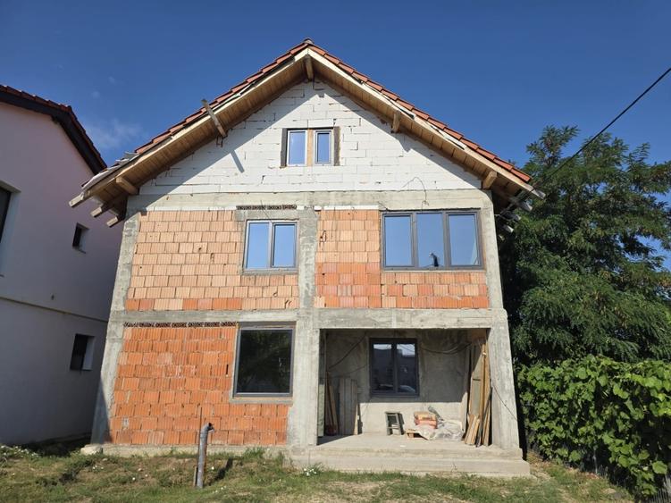 Vand casa la rosu sau schimb cu apartament cu 3 camere plus difedenta