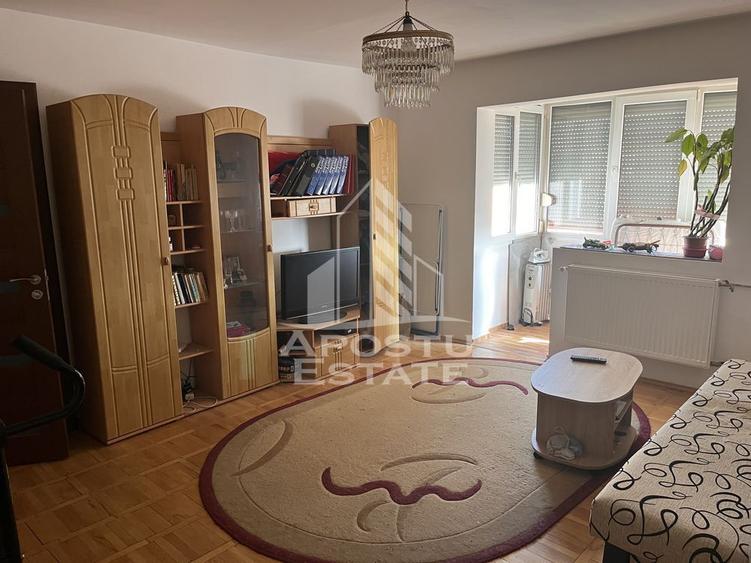 Apartament 2 camere, semidecomandat, etaj intermediar, Dambovita