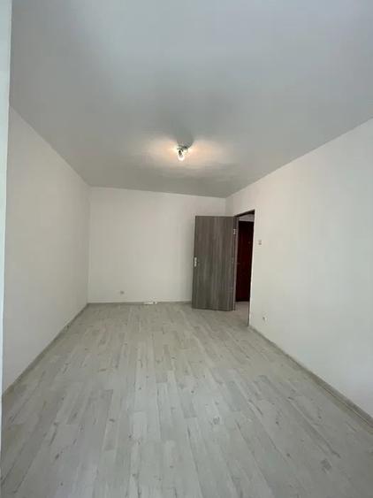 Apartament cu 2 camere, decomandat, etajul 1/4, zona Podu Ros