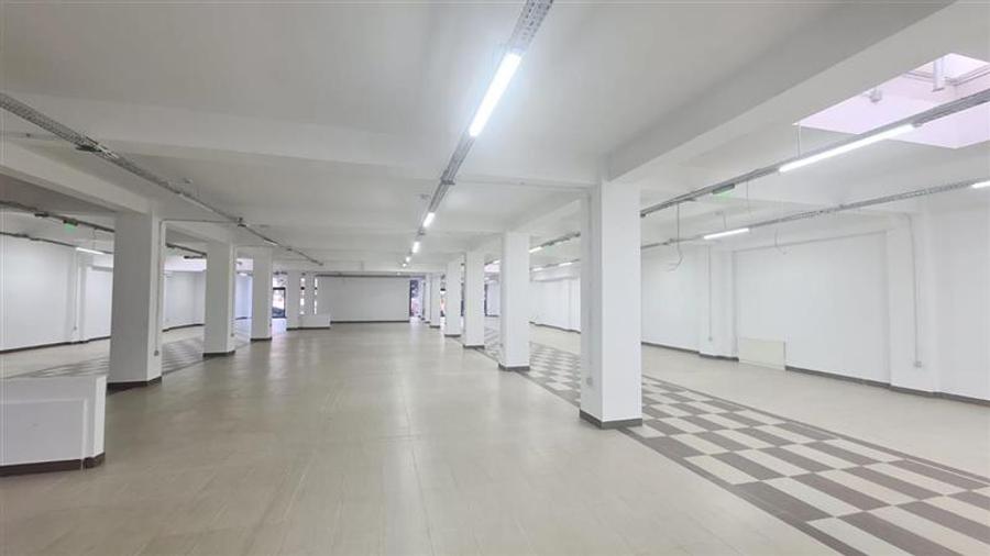 Spatiu comercial 850 mp , Vitrine, artera principala