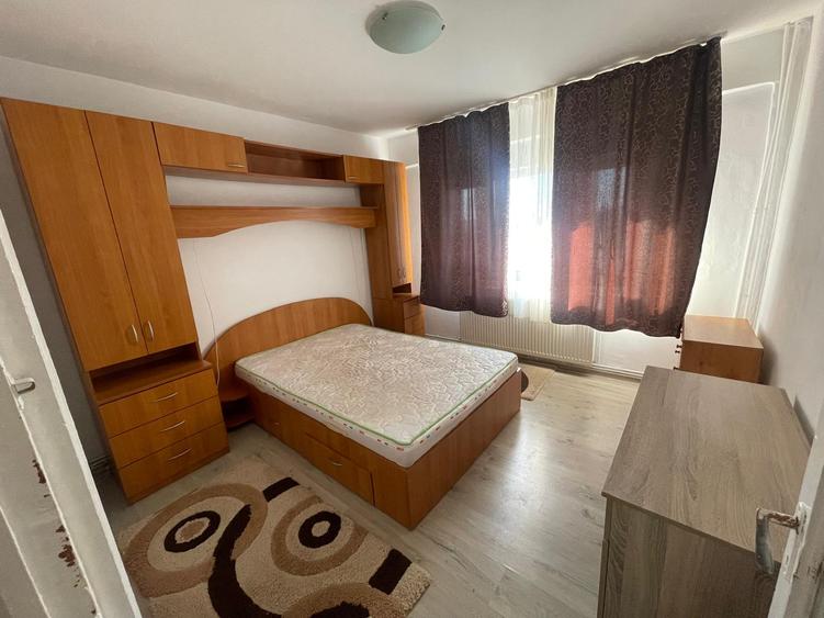Apartament cu 3 camere decomandat, zona Mircea cel Batran