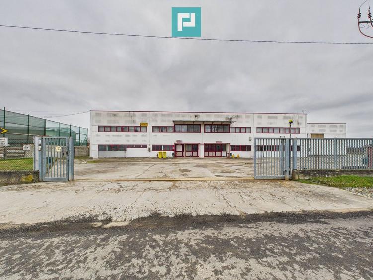 Hală de producție, cu birouri și teren, în Sebiș