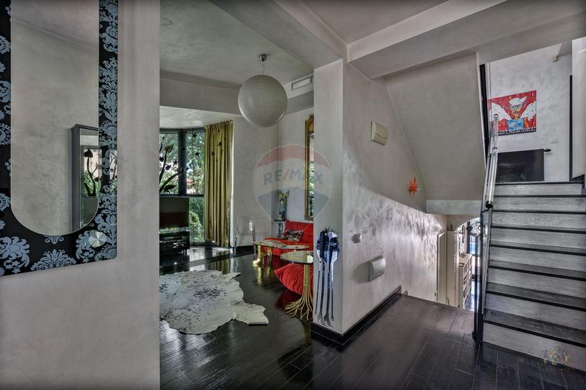 Vilă de arhitectură cu piscină, garaje și teren de 800 mp