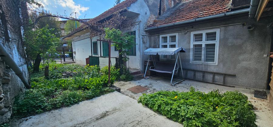 Vanzare locatie cu potential, casa si curte, zona Onix