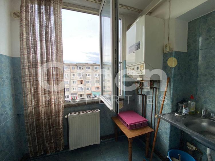 Apartament cu 3 camere, decomandat, etaj intermediar, zona Farmacia Somesan