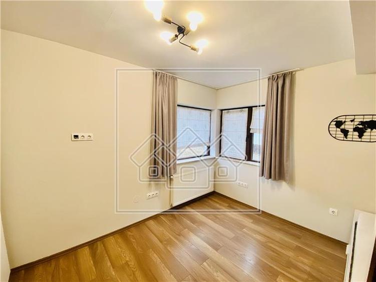 Apartament cu 3 camere si balcon mare, la cheie, terasa mare