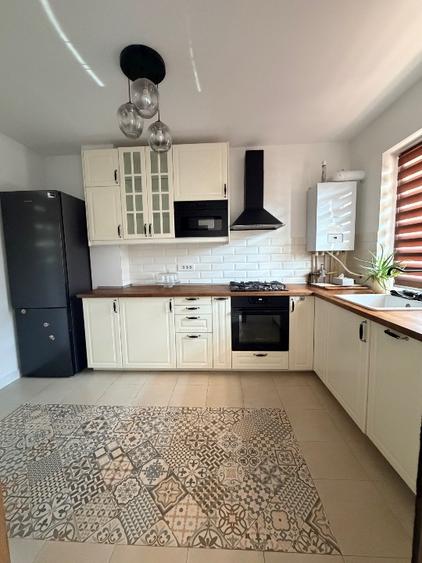 Casă tip duplex 4 camere 3 băi 3 locuri de parcare în Tunari