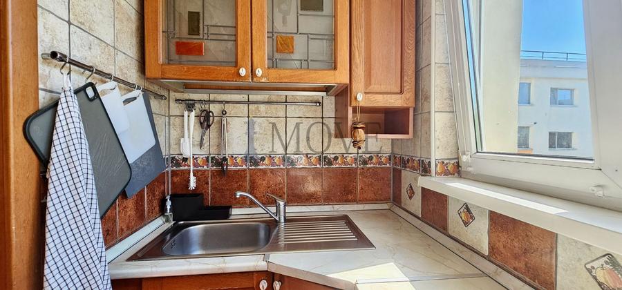 Apartament etaj intermediar, luminos, centrală proprie, fereastră la baie