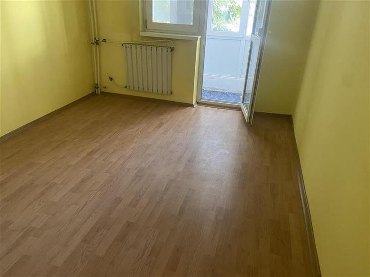 Apartament 4 camere , zona cartier Sud , et 1 , 60 mp , liber