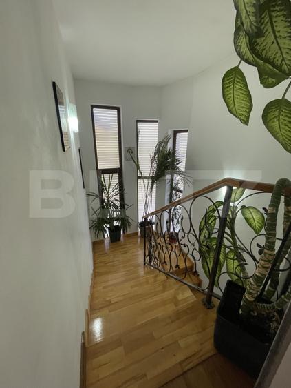 Casă cu 4 dormitoare, 280 mp, garaj, teren 500 mp