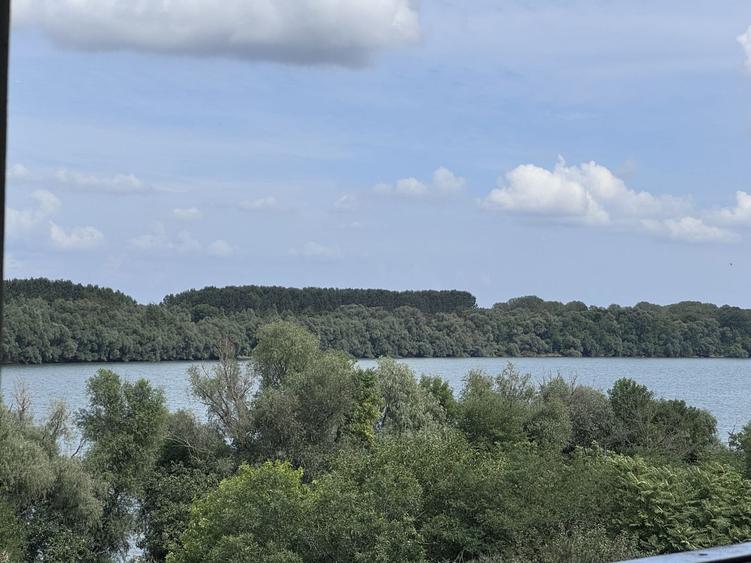 Hotel 25 camere 100 m deschidere DELTA DUNARII teren 12000 mp acces auto