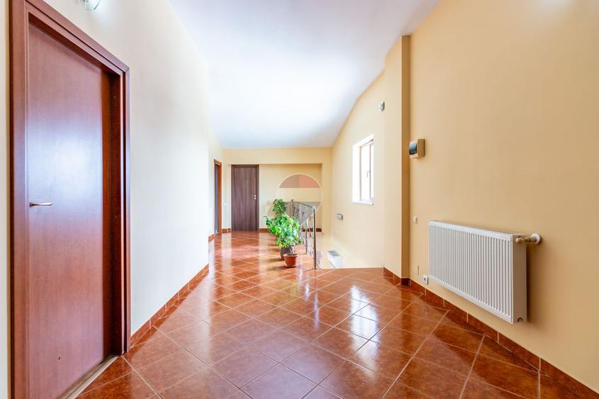 Vanzare Cladire P+1+M cu Spatiu Comercial + Rezidential, Apusului