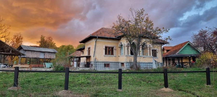 Casa traditionala intr-o zona de vis pe langa Curtea de Arges