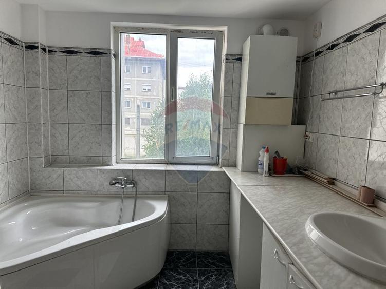Apartament cu 4 camere de vânzare în zona Calea Romanului