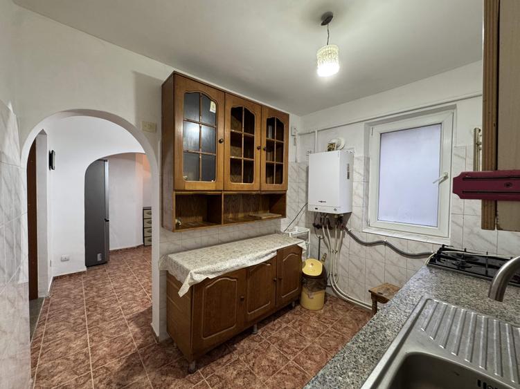 2 cam,decomandat,parter cu balcon, 53 mp,Primaverii,pretabil spatiu comercial