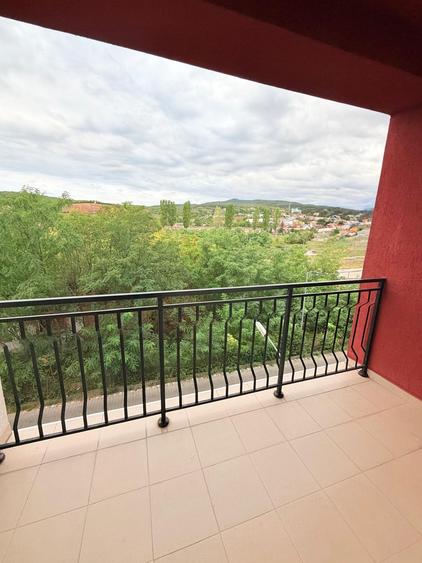 Apartament 3 camere-Cetate,65 mp + balcon 7 mp,2 parcări + boxă