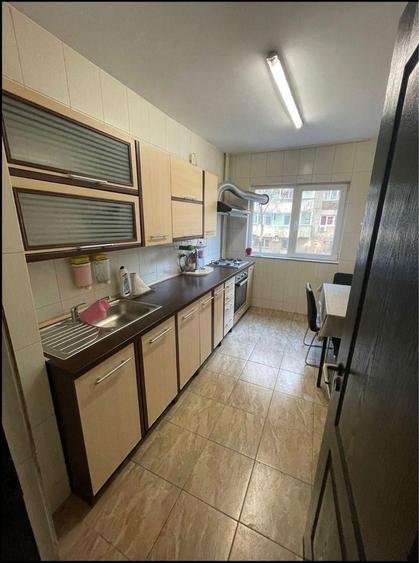 Apartament 3 camere- semidecomandat-zona Panduri