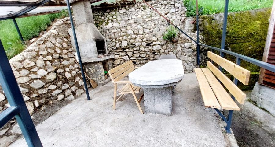 Cabană în Piatra Craiului | Lemn, piatră, șemineu și natură
