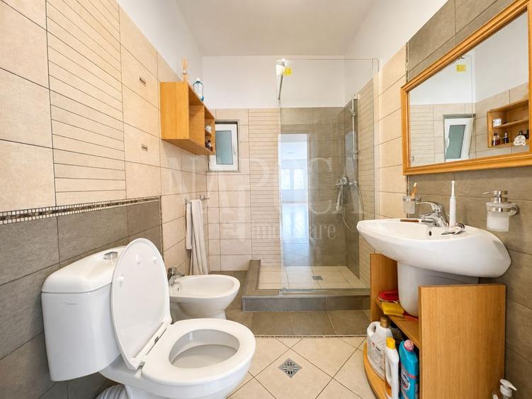 Casa 6 camere de vanzare in Floresti