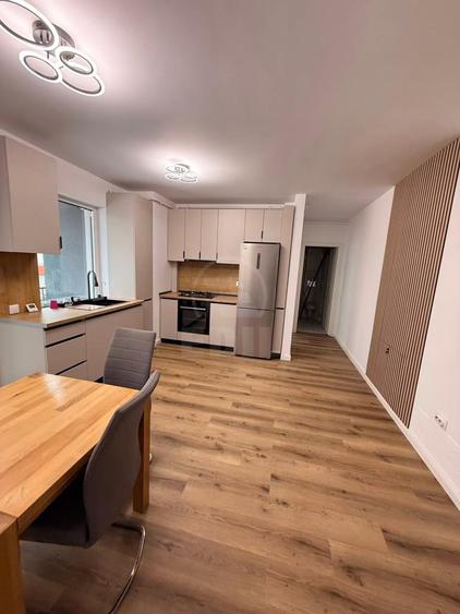 Apartament 3 camere semidecomandat zona Sesul de sus