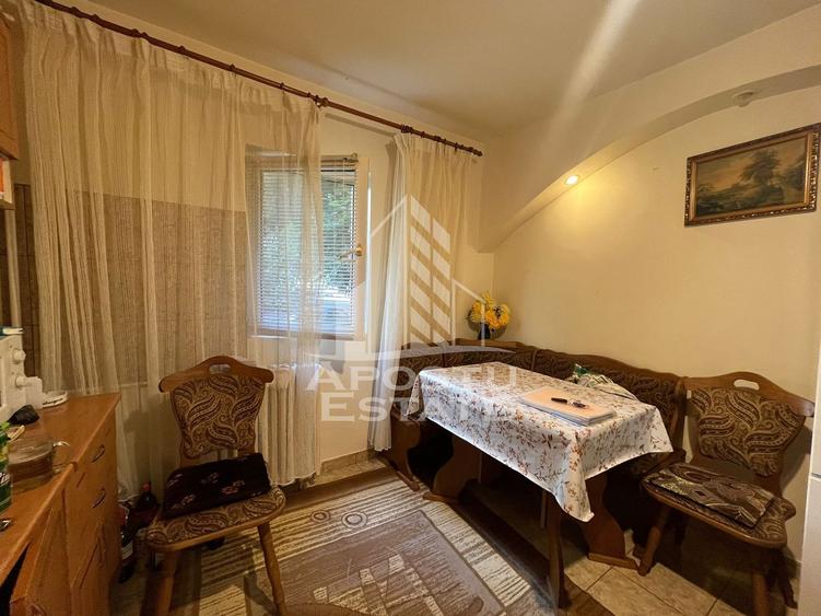 Apartament cu 3 camere, 2 bai, decomandat, parter inalt,zona Girocului