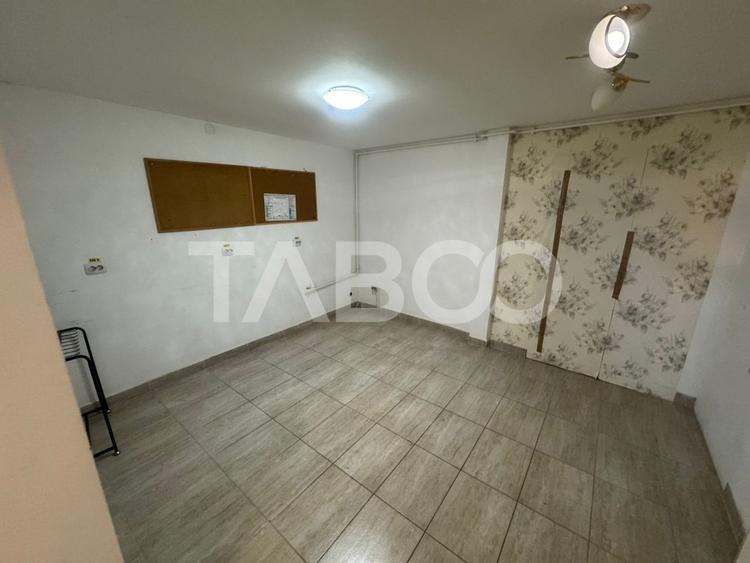 COMISION 0 - Spatiu comercial la strada cu 3 camere 73 mpu Dumbravii