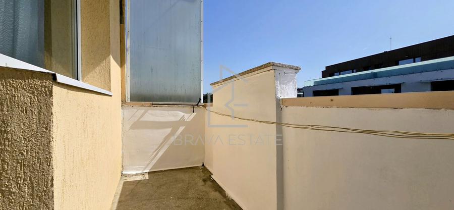 Apartament 3 camere, 2 bai, balcon, zona UMF
